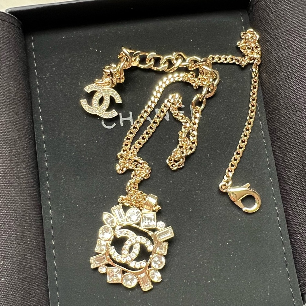 New authentic CHANEL CC strass pendant
Crystal CC 23P Necklace in gold color - Picture 9 of 11